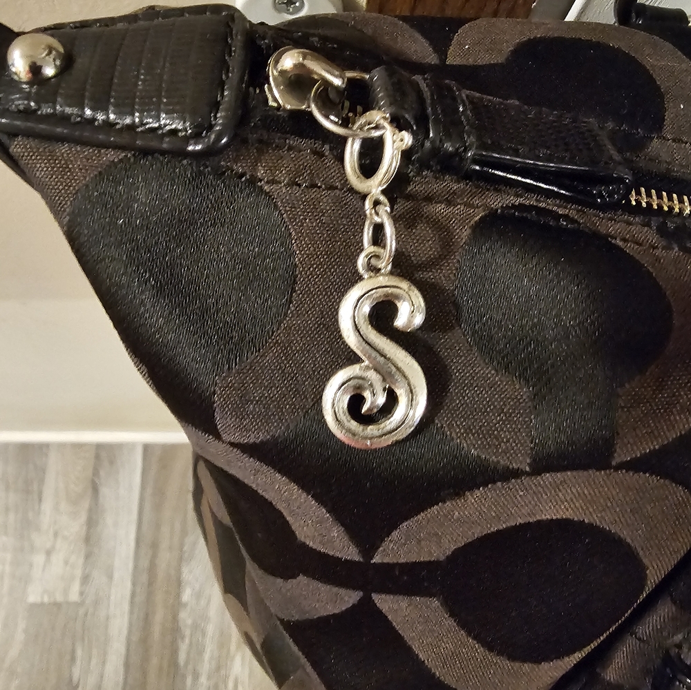 GUC COACH BLACK SHOULDER BAG. MISSING ORIGINAL ZIPPER PULL - Picture 4 of 4